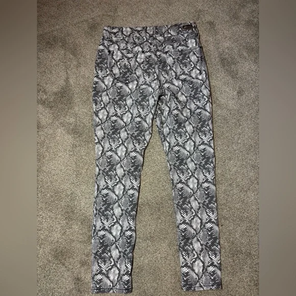 Seven 7 Stylish Snake Print Skinny Jeans - size 8. - Picture 4 of 10